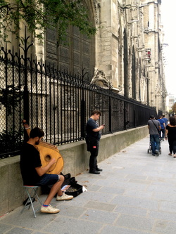 Lute (?) outside Notre Dame.